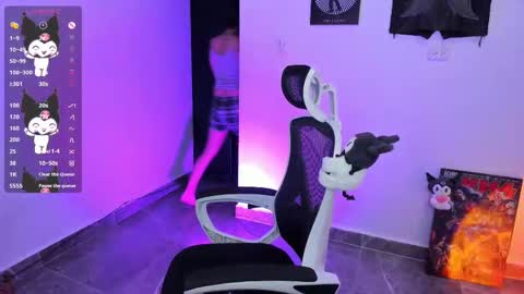 Snapshot of tokyo_uwu chatting on 11/20/25, 02:23 sofi 3 online show from 11/20/25, 02:23