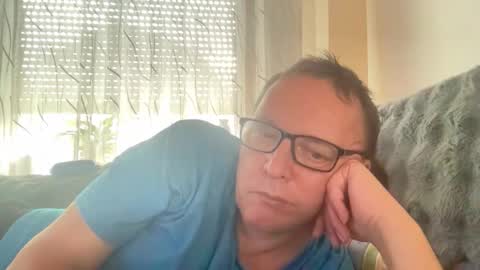 Snapshot of tom6644 chatting on 10/21/25, 02:07 Tom online show from 10/21/25, 02:07