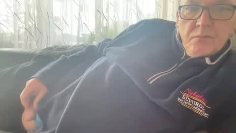 Snapshot of tom6644 chatting on 11/23/25, 07:52 Tom online show from 11/23/25, 07:52