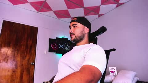 Snapshot of tommy_sccott chatting on 12/18/24, 02:53 tommy_sccott online show from 12/18/24, 02:53