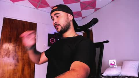 Snapshot of tommy_sccott chatting on 12/21/24, 04:09 tommy_sccott online show from 12/21/24, 04:09