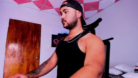 Snapshot of tommy_sccott chatting on 01/19/25, 07:57 tommy_sccott online show from 01/19/25, 07:57