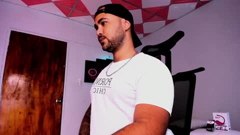 Snapshot of tommy_sccott chatting on 01/30/25, 02:49 tommy_sccott online show from 01/30/25, 02:49