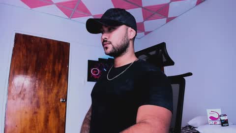 Snapshot of tommy_sccott chatting on 02/06/25, 02:44 tommy_sccott online show from 02/06/25, 02:44