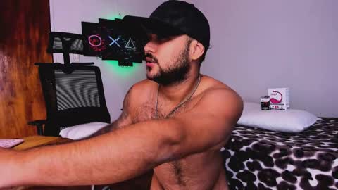 Snapshot of tommy_sccott chatting on 02/14/25, 03:22 tommy_sccott online show from 02/14/25, 03:22