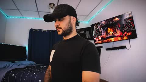 Snapshot of tommy_sccott chatting on 12/15/25, 10:58 tommy_sccott online show from 12/15/25, 10:58