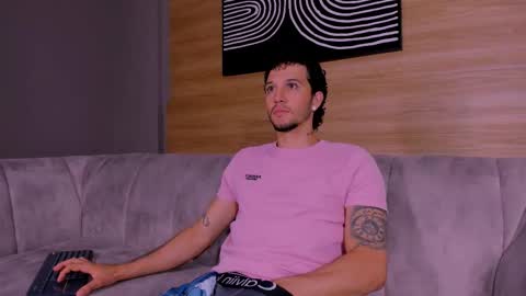 Snapshot of tonny__08 chatting on 11/18/25, 02:43 Tonny online show from 11/18/25, 02:43