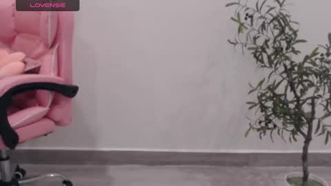 Snapshot of totoro_09 chatting on 09/16/25, 01:50 Angelina online show from 09/16/25, 01:50