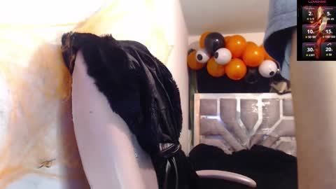 Snapshot of toxxxic_cams chatting on 10/19/25, 06:36 toxca69 online show from 10/19/25, 06:36