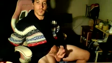 Snapshot of toyboysquirt chatting on 05/17/26, 12:12 toyboysquirt online show from 05/17/26, 12:12