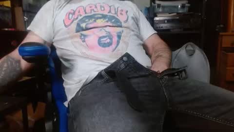 Snapshot of treasured_trash chatting on 03/18/26, 01:20 Dilly Dally online show from 03/18/26, 01:20