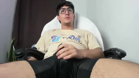 Snapshot of trebol_lynn chatting on 12/21/25, 03:57 Trebol Lynn online show from 12/21/25, 03:57