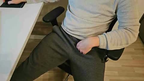 Snapshot of tree1989 chatting on 12/29/24, 06:38 tree1989 online show from 12/29/24, 06:38