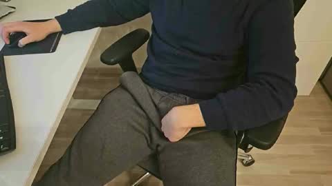 Snapshot of tree1989 chatting on 01/03/25, 11:12 tree1989 online show from 01/03/25, 11:12