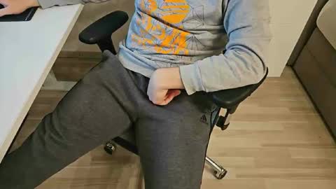 Snapshot of tree1989 chatting on 01/06/25, 08:50 tree1989 online show from 01/06/25, 08:50