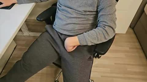 Snapshot of tree1989 chatting on 02/06/25, 06:02 tree1989 online show from 02/06/25, 06:02