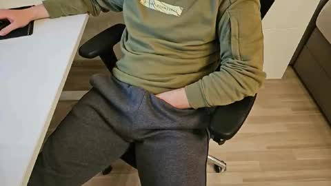 Snapshot of tree1989 chatting on 02/10/25, 06:24 tree1989 online show from 02/10/25, 06:24