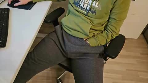 Snapshot of tree1989 chatting on 02/17/25, 06:26 tree1989 online show from 02/17/25, 06:26