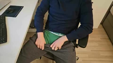 Snapshot of tree1989 chatting on 02/18/25, 06:37 tree1989 online show from 02/18/25, 06:37