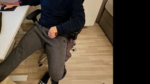 Snapshot of tree1989 chatting on 09/17/25, 06:53 tree1989 online show from 09/17/25, 06:53