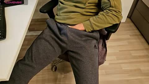 Snapshot of tree1989 chatting on 09/25/25, 06:33 tree1989 online show from 09/25/25, 06:33