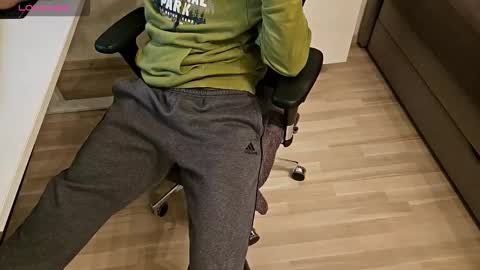 Snapshot of tree1989 chatting on 10/20/25, 07:03 tree1989 online show from 10/20/25, 07:03