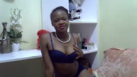 Snapshot of trendybooty chatting on 11/28/25, 10:01 tendybooty online show from 11/28/25, 10:01