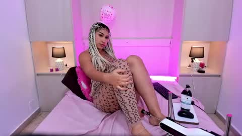 Snapshot of trishamoon chatting on 02/15/25, 07:16 TRISHA online show from 02/15/25, 07:16