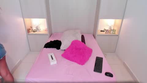 Snapshot of trishamoon chatting on 09/14/25, 12:15 TRISHA online show from 09/14/25, 12:15