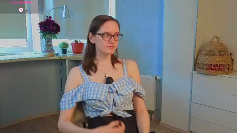 Snapshot of trishdelafontaine chatting on 07/23/26, 04:32 Viola online show from 07/23/26, 04:32