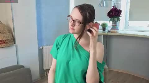 Snapshot of trishdelafontaine chatting on 07/25/26, 04:10 Viola online show from 07/25/26, 04:10