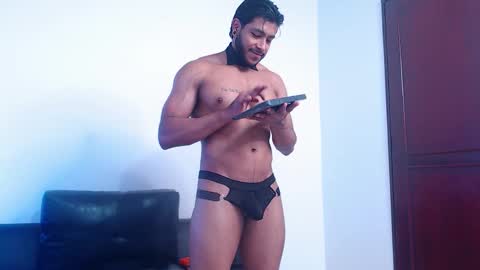 Snapshot of troy_lee1 chatting on 12/05/25, 04:58 online show from 12/05/25, 04:58