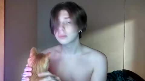 Snapshot of trypophob1a chatting on 02/15/25, 10:31 Emilum online show from 02/15/25, 10:31