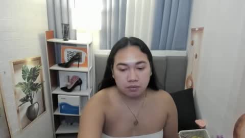 Karen Oquio online show from 12/15/25, 04:55