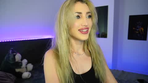 Snapshot of tweety_twist chatting on 12/17/24, 10:11 MayCarrey online show from 12/17/24, 10:11