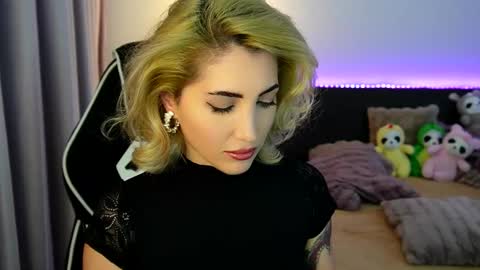 Snapshot of tweety_twist chatting on 12/18/25, 09:32 MayCarrey online show from 12/18/25, 09:32