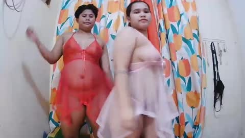 Snapshot of twowetcuties chatting on 02/26/25, 05:53 Lyn and lea online show from 02/26/25, 05:53