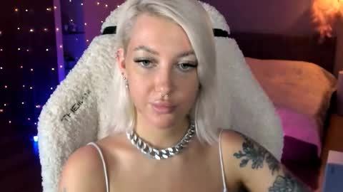 Snapshot of tykioty_miley chatting on 11/21/25, 02:05 Miley online show from 11/21/25, 02:05