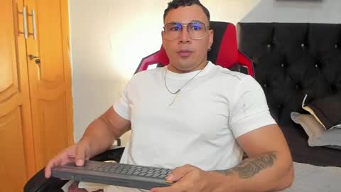 tyler_hank1 online show from 03/30/26, 11:06