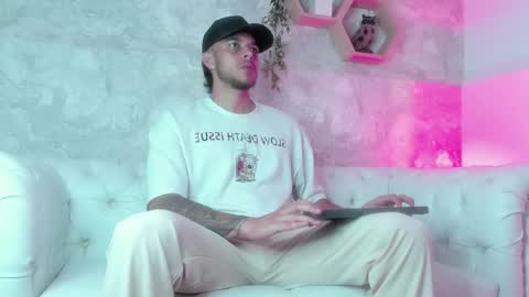 Snapshot of tyler_jonnes chatting on 03/11/25, 04:10 Tyler online show from 03/11/25, 04:10