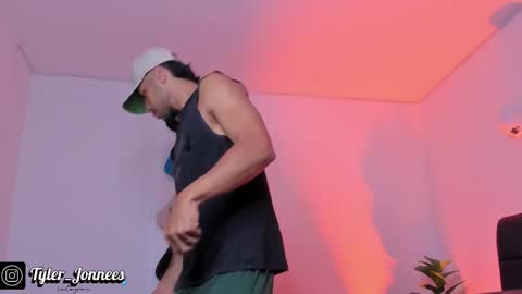 Snapshot of tyler_jonnes chatting on 10/21/25, 10:43 Tyler online show from 10/21/25, 10:43