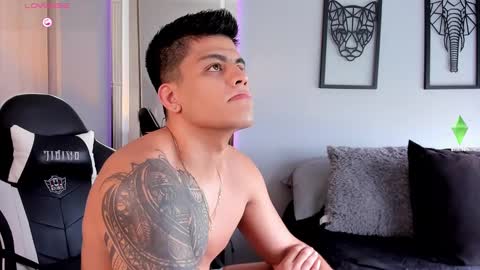 Snapshot of tyler_muscle chatting on 12/24/24, 01:17 David online show from 12/24/24, 01:17