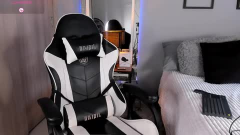 Snapshot of tyler_muscle chatting on 03/07/25, 12:23 David online show from 03/07/25, 12:23