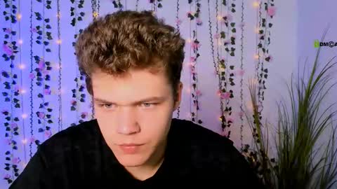 Snapshot of tyler_sparks_ chatting on 09/17/25, 05:42 tyler_sparks_ online show from 09/17/25, 05:42