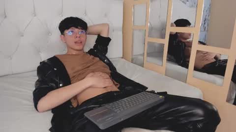 Snapshot of tylhugedoom chatting on 01/22/25, 02:14 Tylhugedoom online show from 01/22/25, 02:14