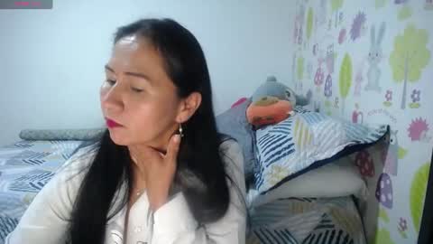 Snapshot of tyna_b chatting on 06/16/26, 04:53 Tyna online show from 06/16/26, 04:53