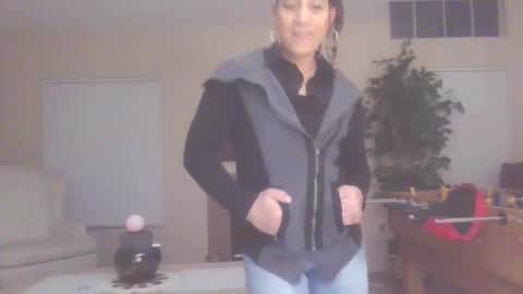 Snapshot of uandme_baby chatting on 01/04/25, 05:27 Azelia B online show from 01/04/25, 05:27