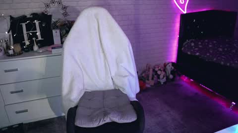 Izzy    online show from 03/10/25, 10:02