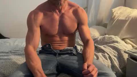 Um CM online show from 04/07/26, 01:00