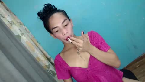 Snapshot of uncut_queen chatting on 10/27/25, 03:21 LOVELY JANE online show from 10/27/25, 03:21